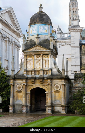 Il 'Gate d' onore che mostra le meridiane a Gonville & Caius College, Università di Cambridge, Cambridge, Inghilterra, Regno Unito Foto Stock