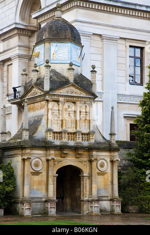 Il 'Gate d' onore che mostra le meridiane a Gonville & Caius College, Università di Cambridge, Cambridge, Inghilterra, Regno Unito Foto Stock