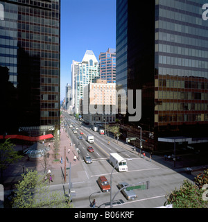 Edifici per uffici e il traffico veicolare lungo la Georgia Street Downtown della città di Vancouver British Columbia Canada Foto Stock