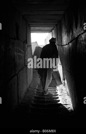 Arrampicata primo pilone passi al Ramesseum, Tempio mortuario di Ramesse II sulla riva occidentale del Nilo a Luxor, Egitto, Foto Stock