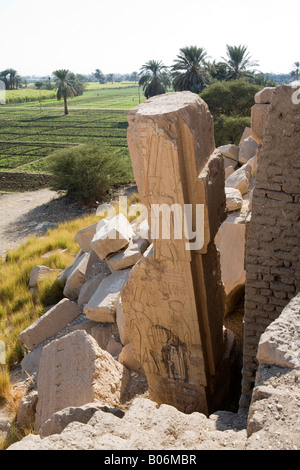 Vista dal pilone a Ramasseum, Tempio mortuario di Ramesse II sulla riva occidentale del Nilo a Luxor, Egitto, Nord Africa Foto Stock