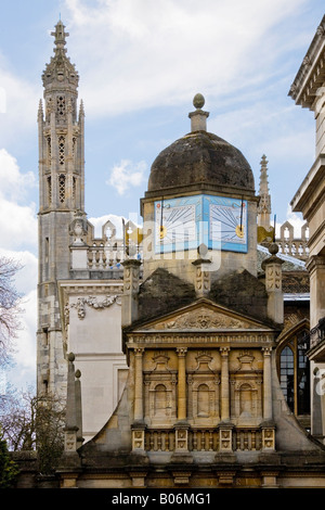 Il 'Gate d' onore che mostra le meridiane a Gonville & Caius College, Università di Cambridge, Cambridge, Inghilterra, Regno Unito Foto Stock