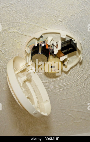 Azionato a batteria del rivelatore incendio montato a soffitto Foto Stock