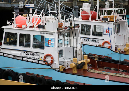 Rimorchiatore barche nel Dock di campanatura, Portsmouth, Hampshire, Inghilterra. Foto Stock