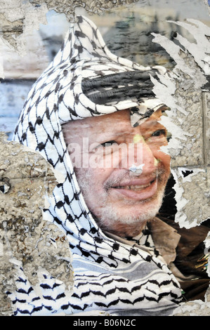 Un vecchio poster con il ritratto di ex Autorità Palestinese presidente Yasser Arafat, sulle pareti di Ramallah in Palestina. Foto Stock