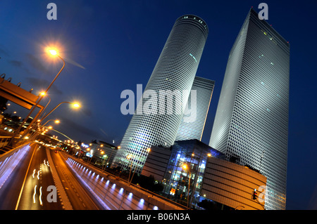 Il Azrielis tower - un round, un quadrato e un grattacielo triangolare; business delle torri a Tel Aviv, Israele Foto Stock