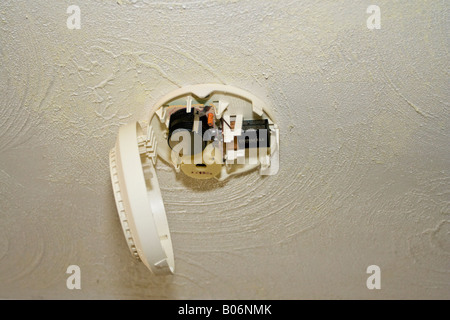 Azionato a batteria del rivelatore incendio montato a soffitto Foto Stock