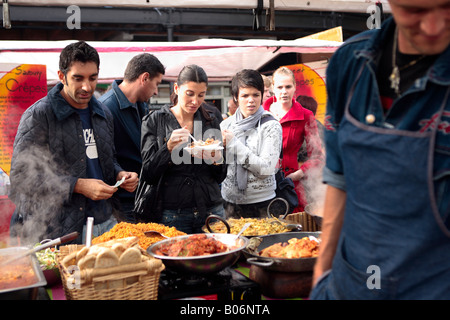 Acquisto di cibi cotti a Camden Market a Londra, Inghilterra. Foto Stock