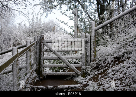 Snow covered signpost and pedestrian gate leading to Ham Hill Country Park near Yeovil in Somerset Foto Stock