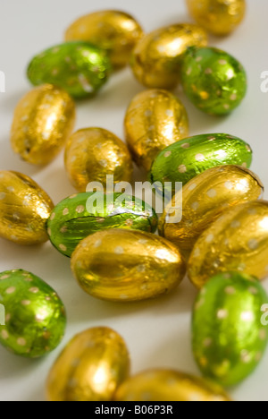 E la verde foglia d'oro ricoperto di cioccolato uova di Pasqua Foto Stock