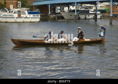 Swan batte in volata sul Fiume Tamigi la venerabile compagnia dei Tintori skiff passa Cookham bridge Foto Stock