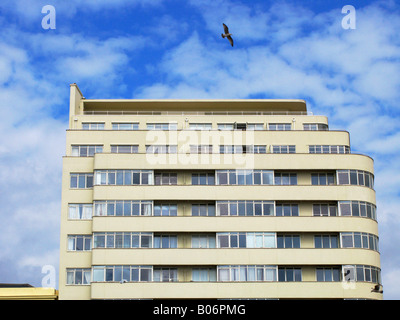 Embassy corte blocco di appartamenti a Brighton, Inghilterra, Regno Unito. Foto Stock