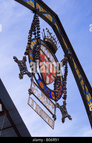 Il mercato alimentare sulla rambla partite di prodotti freschi provenienti da maialetti per pile di frutta fresca. Mercat de la Boqueria Foto Stock