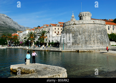 Piccola (Mala Knezeva Kula) e grandi (Velika Knezeva Kula) Principe o governatore, torri, due bambini sul molo di pietra in foregrou Foto Stock