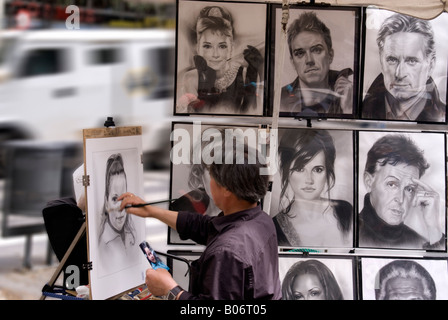 Un artista di strada sulla Rambla, Barcelona, Spagna ottiene una buona somiglianza del famoso e non così famoso. Foto Stock