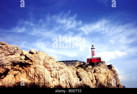 Il faro di Punta Carena si affaccia sulla baia di Napoli dall'Isola di Capri. Foto Stock