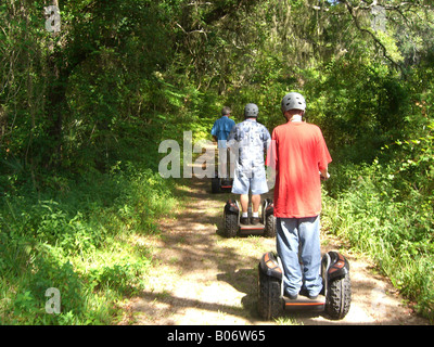 Segway piloti sul sentiero natura Foto Stock