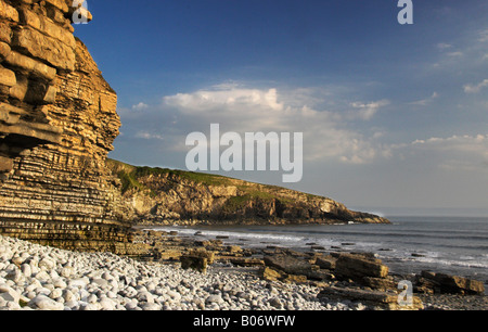 Strati di roccia e pietre sulla spiaggia Southerndown Foto Stock