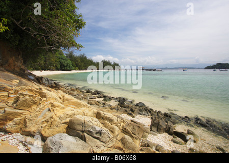 Spiaggia rocciosa a Pulau Manukan, Parco Nazionale Tunku Abdul Rahman, Kota Kinabalu, Sabah Malaysian Borneo Foto Stock