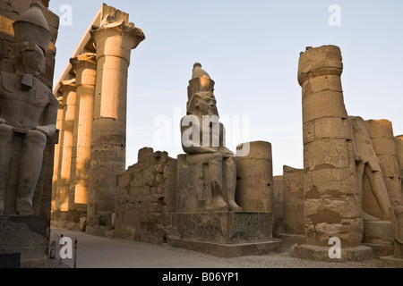 Ramesse II e le colonne del Tempio di Luxor, Luxor, Egitto, Nord Africa Foto Stock