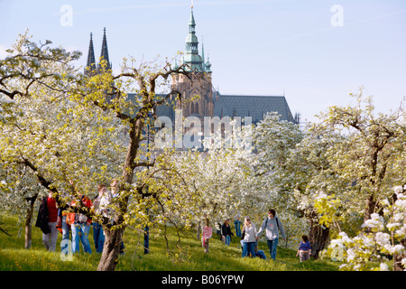 Repubblica Ceca Praga Petrin Hill a maggio HRADCANY CASTLE Foto Stock