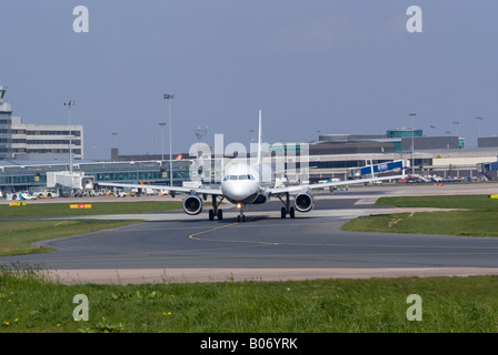 La Monarch Airlines Airbus A321 [A]321-231 rullaggio per il decollo a Manchester Ringway Airport England Regno Unito Foto Stock