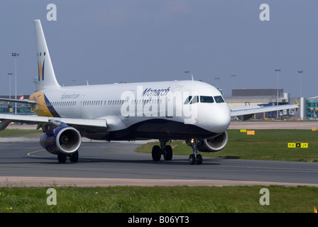 La Monarch Airlines Airbus A321 [A]321-231 rullaggio per il decollo a Manchester Ringway Airport England Regno Unito Foto Stock