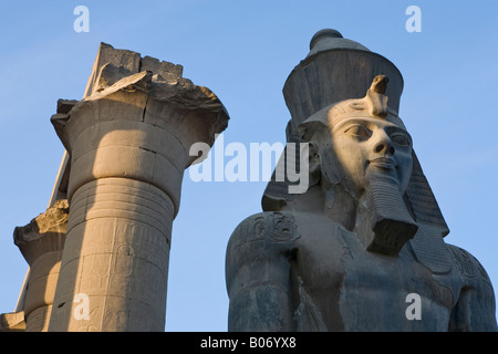 Ramesse II e le colonne del Tempio di Luxor, Luxor, Egitto, Nord Africa Foto Stock