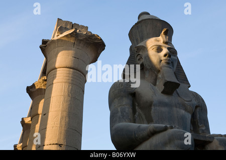 Ramesse II e le colonne del Tempio di Luxor, Luxor, Egitto, Nord Africa Foto Stock