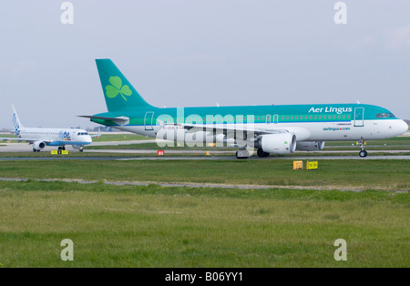 Aer Lingus Airbus A320 [A]320-214 rullaggio per il decollo a Manchester Ringway Airport England Regno Unito Foto Stock