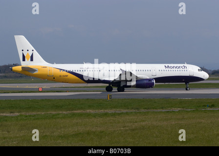 La Monarch Airlines Airbus A321 [A]321-231 rullaggio per il decollo a Manchester Ringway Airport England Regno Unito Foto Stock