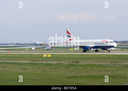 British Airways Airbus A320 [A]320-232 rullaggio per il decollo a Manchester Ringway Airport England Regno Unito Foto Stock