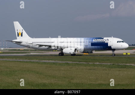 La Monarch Airlines Airbus A321 [A]321-231 rullaggio per il decollo a Manchester Ringway Airport England Regno Unito Foto Stock