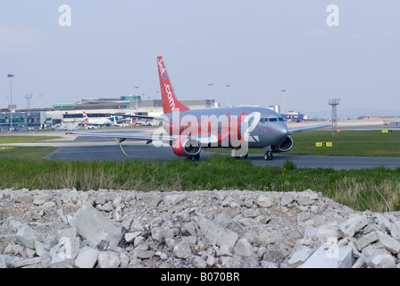Jet2 Boeing 737 [737-330] rullaggio per il decollo a Manchester Ringway Airport England Regno Unito Foto Stock