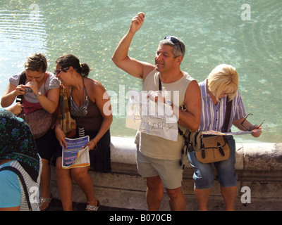 La gente dalla fontana di Trevi a Roma Foto Stock