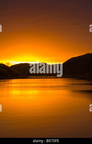 Scozia Scottish Borders fango Loch Sunrise riflessa nella melma Loch vicino alla spettacolare costa di St Abbs Head Foto Stock