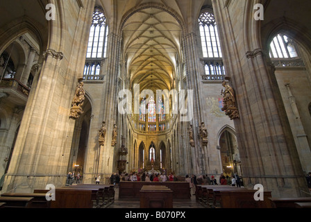 In orizzontale ampia angolazione del all'interno di San Vito la Cattedrale con un gruppo di turisti in un tour guidato vicino all'altare. Foto Stock