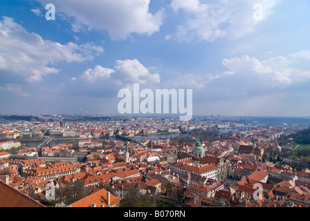 Antenna orizzontale wide angle attraverso i tetti in terracotta e le guglie di Praga in una giornata di sole. Foto Stock