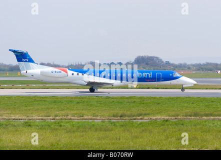 BMI regionali Embraer RJ145EP [EMB-145EP] [ERJ-145EP] rullaggio per il decollo a Manchester Ringway Airport England Regno Unito Foto Stock