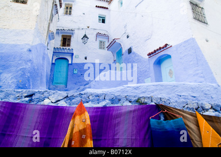 Panno colorato per la vendita in un vicolo di Chefchaouen medina Marocco Foto Stock