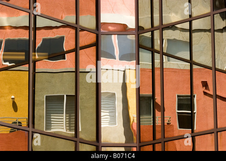 I condomini si riflette nella costruzione di ufficio windows Little Italy di San Diego in California Foto Stock