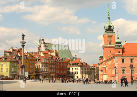 Varsavia Polonia la Piazza del Castello Plac Zamkowy nella Città Vecchia con il Castello Reale sulla destra e la statua di re Sigismondo Foto Stock