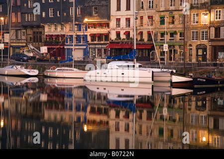 Porto francese di notte riflessioni di barche ormeggiate nel Honfluer Vieux Bassin al crepuscolo. Foto Stock