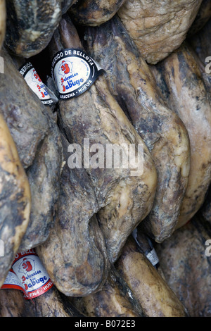 Gambe di prosciutto spagnolo, appeso sul rack. Foto Stock