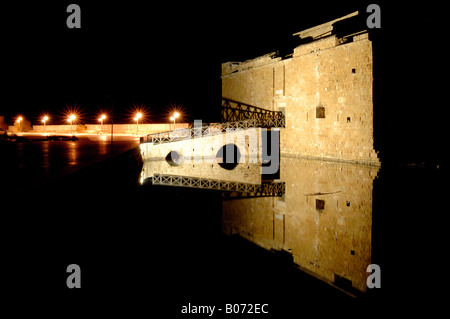 Il Castello di Pafo di notte si riflette nelle acque del porto, aeroporto di Paphos, Cipro Foto Stock