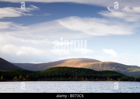 Mattino cielo sopra Loch Morlich in Cairngorm montagne della Scozia Foto Stock