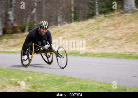 Sedia a rotelle utente concorrenti nella corsa Balmoral Road gare svoltesi nel parco del castello, Royal Deeside, Scotland Regno Unito Foto Stock