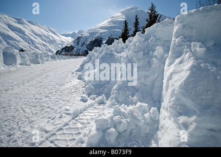 Cumuli di neve accanto ad una strada cancellati. Portage, Alaska, Stati Uniti d'America. Foto Stock