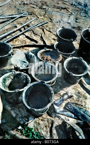 Ploeumeur Francia, "Brittany Coast Cleaning Up, Soil Beach of 'Oil Spill' from Ericka Boat Disaster, Detail Soil Tools and Buckets Problem Foto Stock