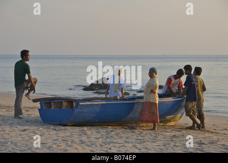 Persone barca da pesca Ao Khlong Jaak Beach Ko Lanta Thailandia Foto Stock